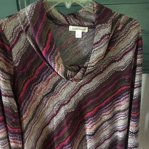 Misses top. 3/4 length sleeve. Multi color.